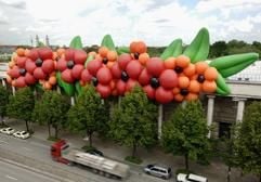 Riesige Plastikblumen ranken über dem Eingang des Hauses der Kunst in München (Archivfoto vom 24.05.2005). Die überdimensionale Geranien-Installation ist einen Werbung für die am Sonntag (12.06.2005) eröffnete Ausstellung "LaLa Land Parodie Paradies" des US-Künstlers Paul McCarthy. Das aufblasbare Blumenkunstwerk wurde extra für die Ausstellung angefertigt. (Foto: dpa)