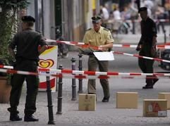 Polizisten sichern am Montag (30.06.2003) in Berlin-Kreuzberg den Tatort einer Schießerei.(Foto: dpa)