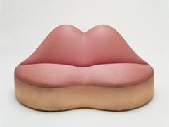 Das von dem Künstler Salvador Dali 1938 kreierte Sofa mit dem Titel "Mae West Lips" gehört zur Ausstellung "Surrealistische Dinge. Surrealismus und dekorative Künste", die im Londoner Victoria und Albert Museum bis zum 22. Juli, anschließend in Rotterdam und Bilbao zu sehen sein wird. (Foto: dpa)