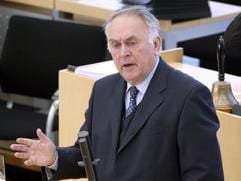 Sachsen-Anhalts Ministerpräsident Wolfgang Böhmer(CDU) während einer Debatte im Landtag (Archivfoto: dpa)