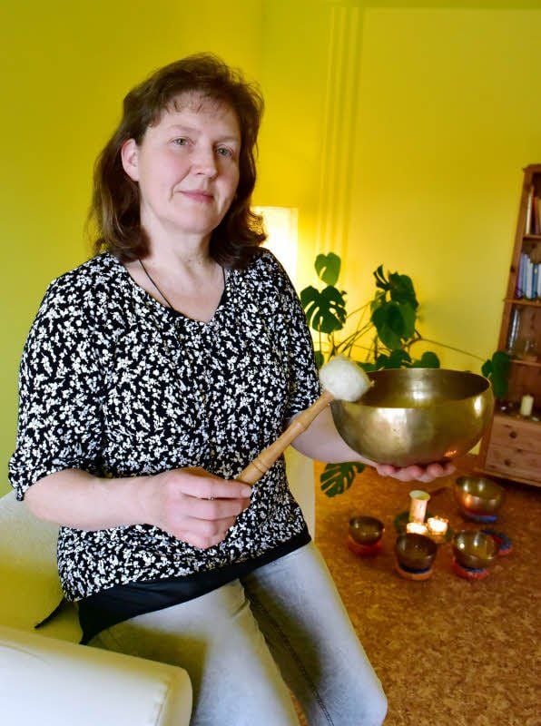 Kerstin Andrea versucht mittels Klangschalenmassage ihren Kunden bei seelischen Krisen, Stress oder körperlichen Beschwerden beizukommen. Sie bietet ferner Reiki an - eine weitere Entspannungsmethode. Menschen im Alter von 18 bis 80 Jahren kommen zu ihr.