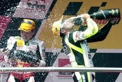 Lucio Cecchinello (re) aus Italien und der Deutsche Steve Jenkner (li) feiern auf dem Podium ihren Sieg. (Foto: dpa)