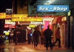 St. Pauli mag Epizentrum des horizontalen Gewerbes sein - Berlin indes gilt in der Branche als besonders freizügig.