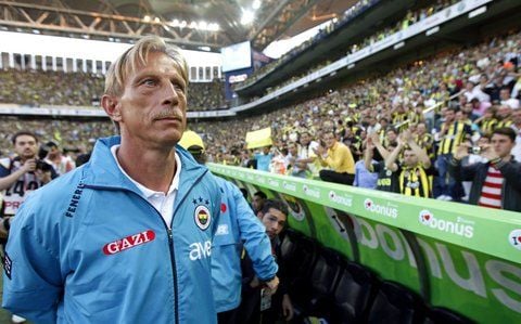 Szenen der Verzweiflung, Randale im Stadion, und Polizeischutz für Christoph Daum. (FOTO: DPA)
