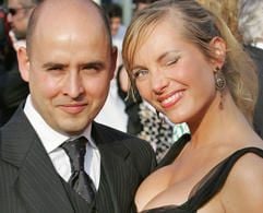 Nadja Uhl («Sommer vorm Balkon», «Das Wunder von Lengede»), die gerade schwanger ist, und ihr Freund Kay Bockhold kommen zur feierlichen Verleihung des 56. Deutschen Filmpreises vorm Palais am Funkturm an. (Foto: dpa)