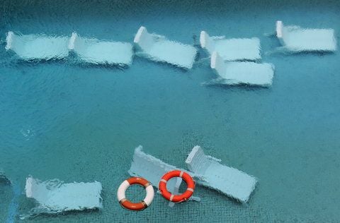 Rettungsringe schwimmen in einem Pool mit versenkten Sonnenliegen. Ein achtlähriger Junge ist in Spanien ertrunken. (FOTO: ARCHIV/DPA)