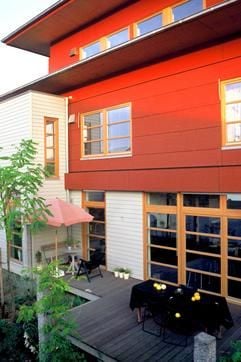 Schwachstellen einer vorgehängten hinterlüfteten Fassade sind Fenster- und Türöffnungen. Die Fensterbank muss überstehen, sonst kann Wasser in die Fassade laufen. (Foto: dpa)