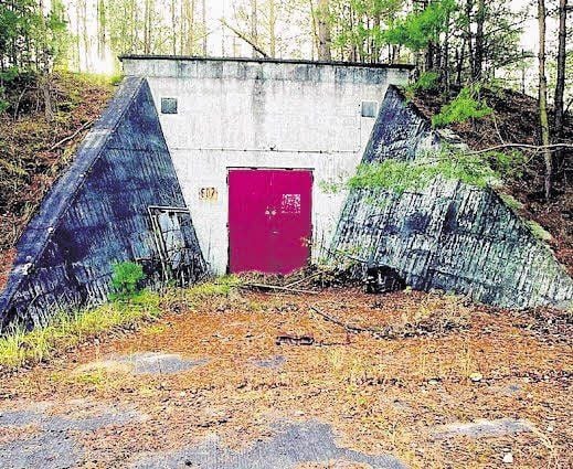 In den Bunkern der Heeresmunitionsanstalt Kapen wurden nach dem Krieg hunderte Behälter mit chemischen Kampfstoffen vergraben .