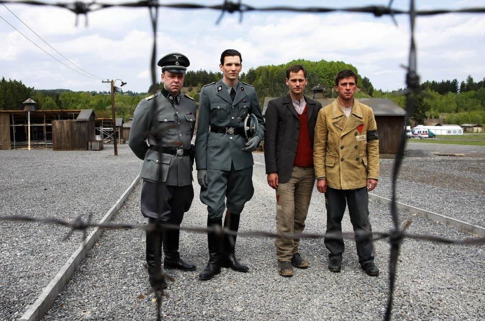 Dreh hinter Stacheldraht (v.l.n.r.): Robert Gallinowski (Kluttig), Sabin Tambrea (Reineboth), Florian Stetter (Pippig) und Peter Schneider (Höfel)