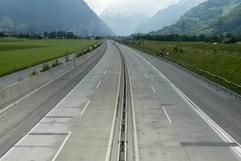 Nicht immer so leer wie auf diesem Bild: Autobahn A 2 vorm St.-Gotthard-Tunnel nahe Altdorf (Schweiz). (Archivfoto: dpa)