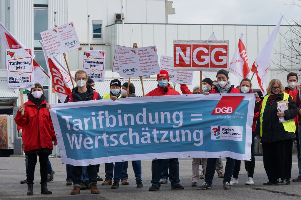 Rund 50 Menschen sind laut Gewerkschaft am Freitag zur Kundgebung vor der Schlachterei Tönnies in Weißenfels gekommen.