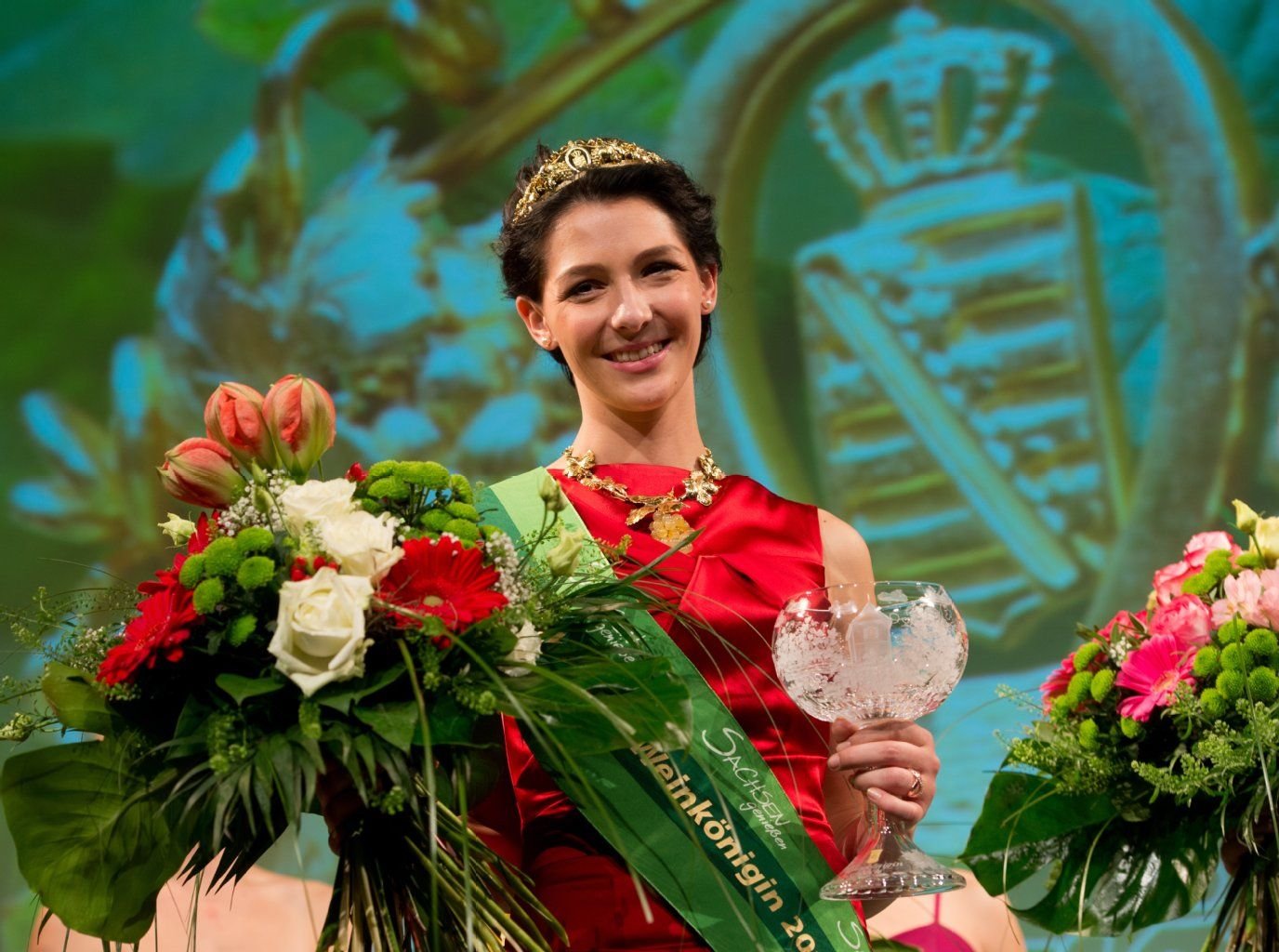 Die neue Weinkönigin von Sachsen, Daniela Undeutsch (25), freut sich in Coswig (Sachsen) über die gewonnen Wahl zur Sächsischen Weinkönigin 2015/2016.