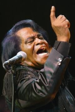 Der US-amerikanische Soul-Sänger James Brown bei seinem Auftritt in Köln am Donnerstag (28.11.2003). Bei Klassikern wie «Sex Machine» oder «This is a man's world» tobte James Brown über das Parkett, schrie beinahe schon mit rauer Stimme seinen typischen Sprechgesang ins Mikrofon. (Foto: Thomas Brill, dpa)