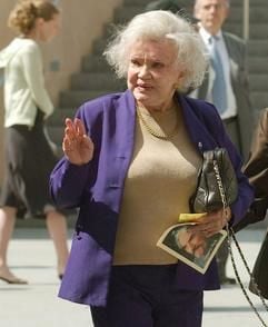 Gegory Pecks Witwe Greta vor der Trauerfeier in Los Angeles (Foto: dpa)