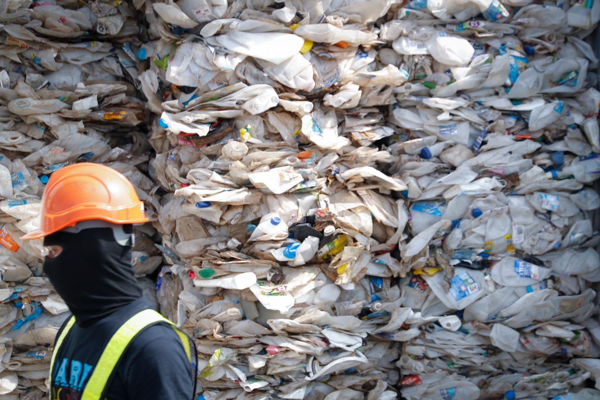 Malaysia sendet insgesamt 150 Container mit Plastikmüll in Industriestaaten zurück. Der Müll ist innerhalb der letzten drei Monate ins Land gelangt und war für illegale Recyclingfirmen bestimmt. (Symbolbild)