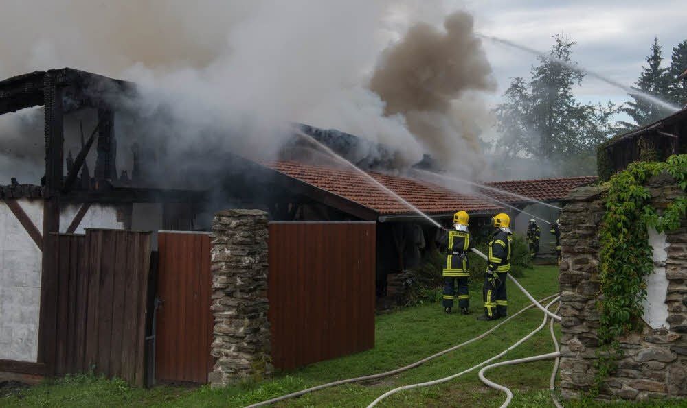 Einsatzkräfte der Feuerwehren bei Löscharbeiten an dem zum Museumshof gehörenden Gebäude, auf das die Flammen übergegriffen hatten.
