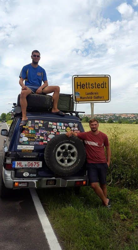 Sonnabend vor einer Woche: die glückliche Rückkehr von Steven Agte (auf dem Dach) und Tobias Gabrowitsch am Ortseingang.