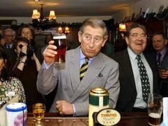 Prinz Charles trinkt in einem Pub in Stainforth ein Glas Bier (Archivfoto vom 17.12.2004). Die gute alte britische Sitte, dass sich in einem Pub jung und alt zu einem Gläschen trifft, ist mitunter bei Frauen und Jugendlichen zum «binge drinking» - schnelles Trinken bis zum Umfallen - mutiert. (Foto: dpa)