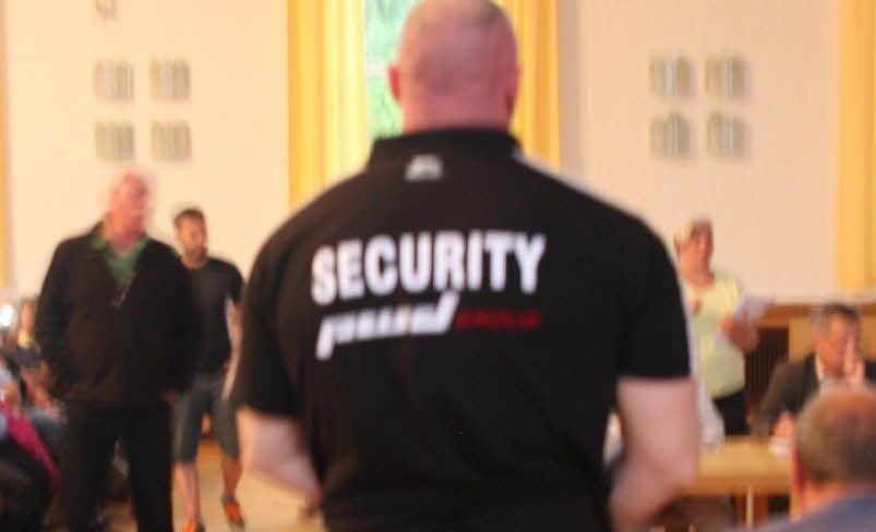 Ein Sicherheitsdienst beschützt die Verbandsvertreter.