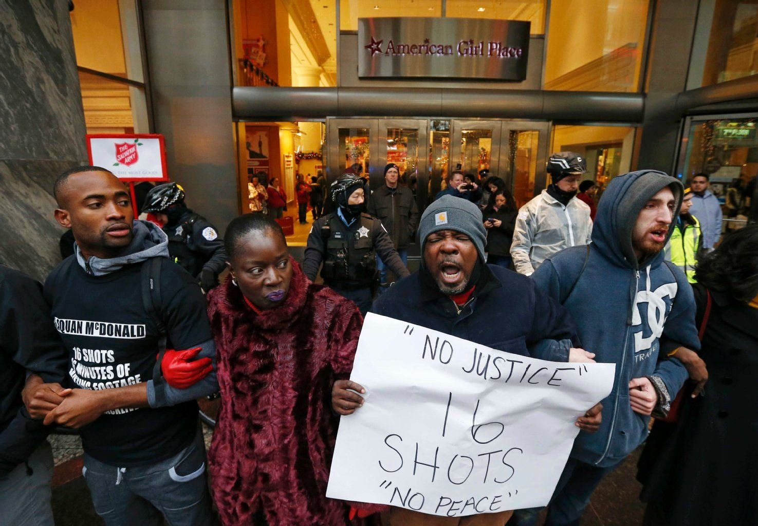 In Chicago kam es erneut zu Protesten, nachdem ein Video der Schüsse auf Laquan McDonald veröffentlicht wurde.