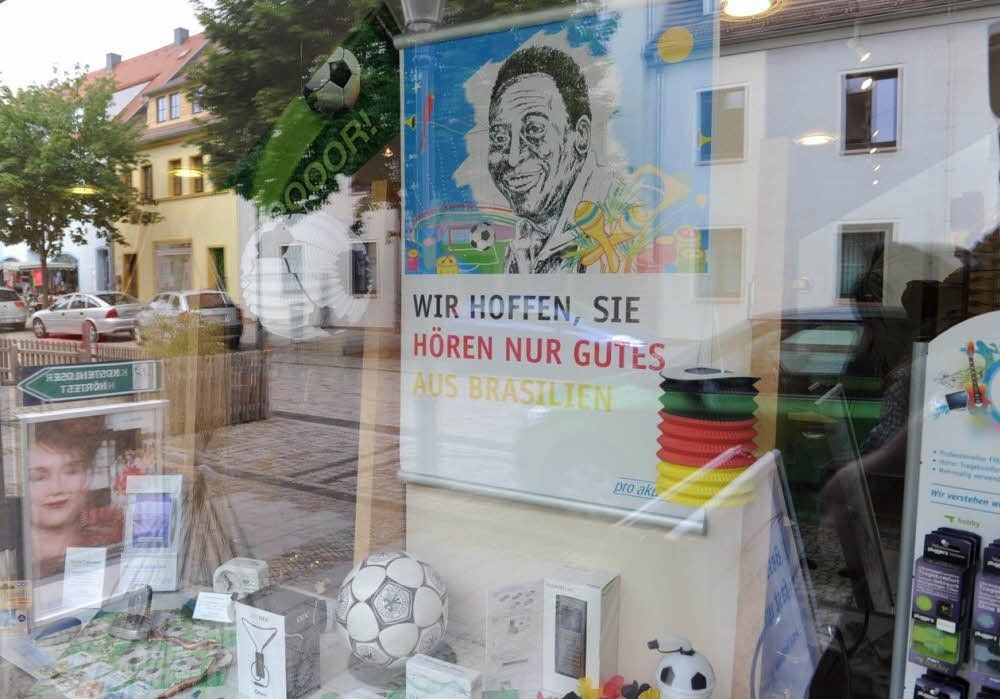 WM in Brasilien: Der Hohmann-Optik- und -Hörakustikladen in Hettstedt nutzt das Thema.