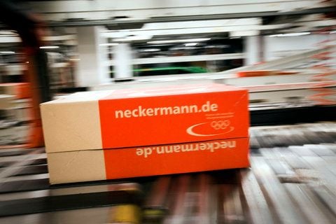 Ein fertig gepackter Karton wird in der Packerei in der Zentrale von Neckermann.de in Frankfurt am Main auf einem Band zum bereit stehenden Lkw befördert. (ARCHIVFOTO: DPA)