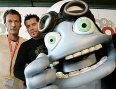 Die Produzenten Henning Reith (l.) und Reinhard Raith von «Bass Bumpers» stehen auf der Popkomm hinter «Crazy Frog». Ihre Single «Axel F», auf der Crazy Frog den «Beverly Hills Cop»-Titelsong interpretiert, wurde weltweit drei Millionen Mal verkauft und erhielt auf der Messe mehrere Goldene Schallplatten. (Foto: dpa)