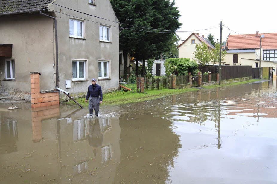 Maßnitz steht unter Wasser. Es drückt vom Teich und vom Deich in den Ort. Deswegen soll nun evakuiert werden.
