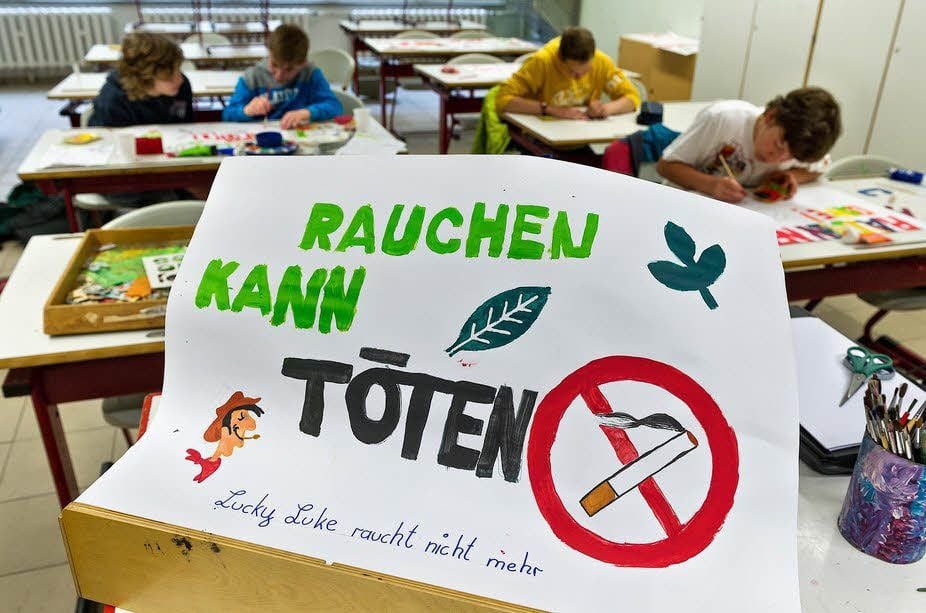 Schüler der Sekundarschule Zöschen fertigen Plakate für den Weltnichtrauchertag.