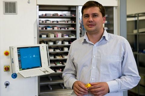 Daniel Gollmann, Geschäftsführer der Gollmann Kommissioniersysteme GmbH, posiert in Halle vor einem Kommissionierautomaten. (FOTO: DDP)