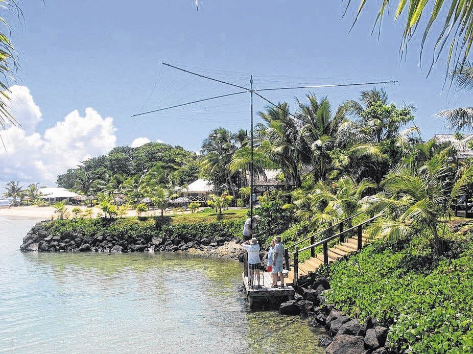 Die deutschen Amateur-Funker beim Aufstellen einer Antenne auf Samoa. Rund 67 000 Kontakte stellten sie in knapp zwei Wochen her.