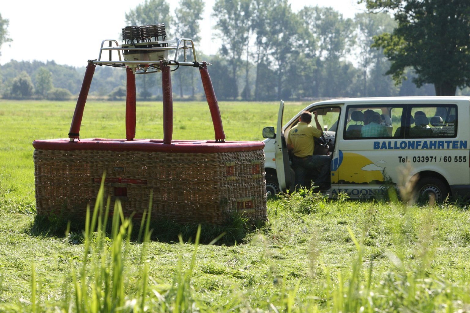 Der Korb des abgestürzten Heißluftballons auf einem Feld bei Kremmen.