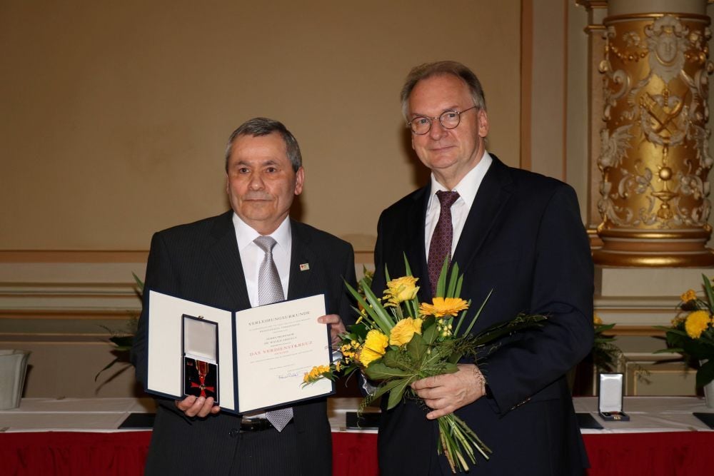 Walied Abdulla, Chefarzt im Ruhestand, bekommt von Ministerpräsident Reiner Haseloff das Bundesverdienstkreuz in der Staatskanzlei in Magdeburg überreicht.