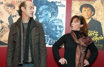 Die Schauspielerin Bettina Redlich und ihr Kollege Johannes Herrschmann posieren während einer Pressekonferenz zum TV-Film «Liesl Karlstadt und Karl Valentin» im «Valentin-Musäum» in München. (FOTO: DPA)