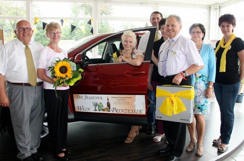 Im feierlichen Rahmen erhält Weinprinzessin Anne Brettschneider ihr Dienstauto vom Jessener Autohaus-Inhaber Norbert Preuschaft und seiner Frau Ingrid. Mit dabei sind auch die Prinzessinnen-Eltern Marianne und Dietmar Brettschneider (links) und die Mitglieder des Heimatfestvereins Angelika Winne, Martin Weiner sowie Jana Brettschneider.