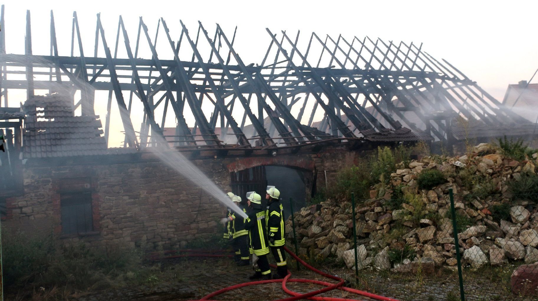 Verkohlte Balken auf dem Dach der abgebrannten Scheune in Oberröblingen.