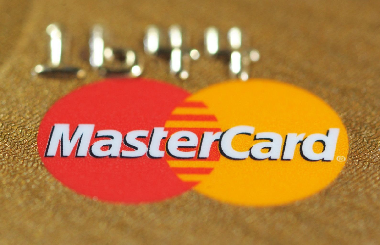 Eine Kreditkarte von Mastercard. Ab 2018 sollen alle Terminals für die kontaktlose NFC-Technologie von MasterCard bereit sein.