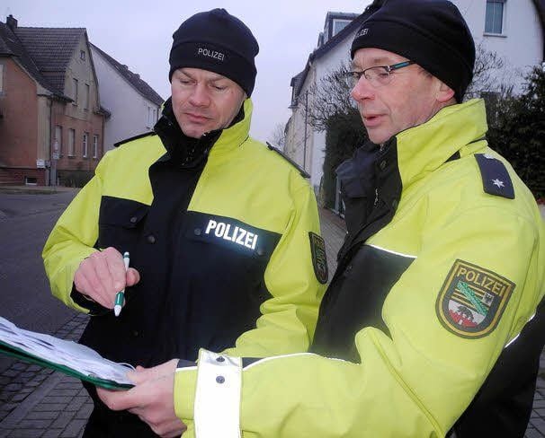 Tobias Trabitz (kleines Bild, links.) und Heinz Geisler kontrollieren.
