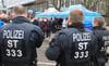 Polizisten stehen in der Nähe des Standes der AfD (Alternative für Deutschland) auf der 10. "Meile der Demokratie" in Magdeburg.