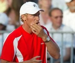 Der deutsche Daviscup-Teamchef Patrik Kühnen beobachtet ein Spiel. In der Tennis-Nationalmannschaft wird getüfftelt, wer neben Thomas Haas spielen darf. (Foto: dpa)