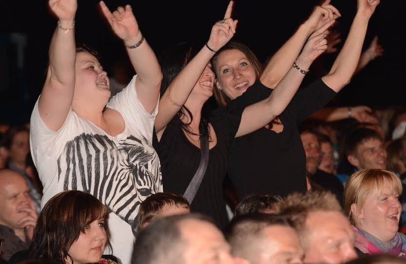 Begeisterung und Schunkelstimmung bei diesen Elsterglanz-Fans.