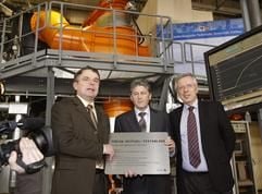 Brandenburgs Wirtschaftsminister Junghanns (v.l.), Prof. Krautz (BTU Cottbus) und Vattenfall-Vorstand Rauscher stehen in Jänschwalde vor der neuen Oxyfuel-Testanlage. (Foto: dpa)