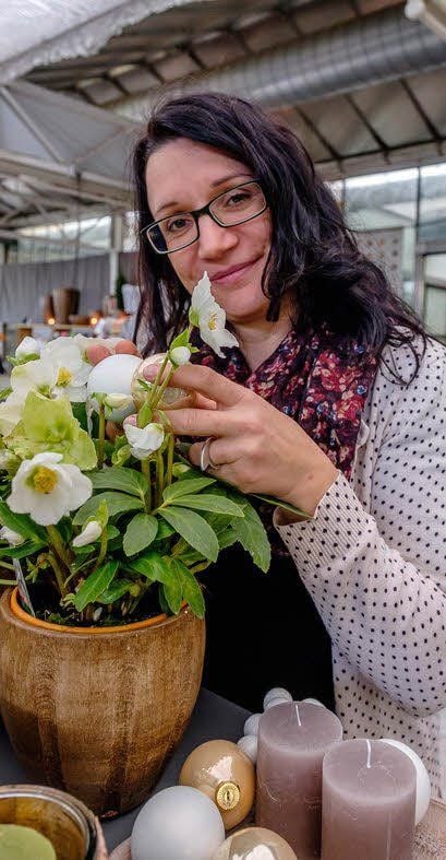 Anja Schneider von der Dresdener Meisterschule der Floristen bietet allen Kunden die Möglichkeit, sich einen weihnachtlichen Kranz unter Anleitung selber zu gestalten.