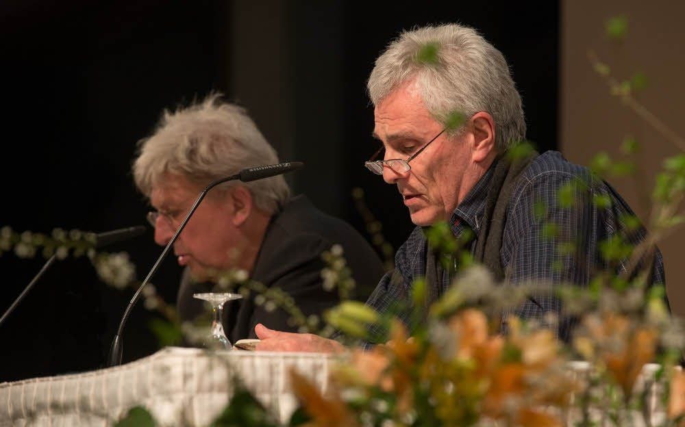 Gojko Mitic (r.) leiht in der Lesung mit Eberhard Görner einem Delawarenhäuptling seine Stimme.