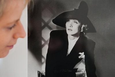 Die Fotografie Marlene Dietrich (1942) des Fotografen Horst P. Horst betrachtet Kuratorin Christin Müller-Wenzel in der Galerie des Kunstvereins Talstraße e.V. in Halle (Saale): (FOTO: DPA)