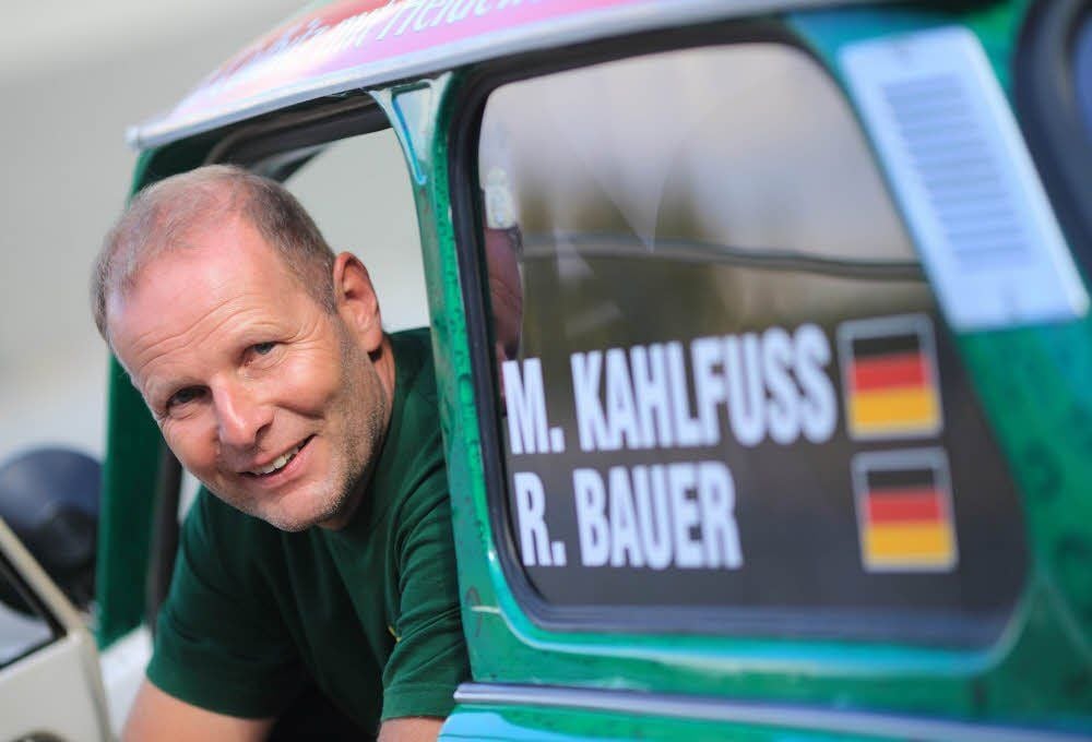 Michael „Mika“ Kahlfuss in Fritzi, dem Trabant aus den 70er Jahren, der jetzt zum dritten Mal bei der East African Safari Rally durch Kenia und Tansania startet.