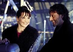 Das undatierte Szenenfoto zeigt Juliette Binoche als temperamentvolle Kosmetikerin Rose und Jean Reno als Gourmet-Koch Felix in der Romanze "Jet Lag". Während Rose vor einem Mann flüchtet, jagt Felix einer Frau hinterher. Nach einer ersten flüchtigen Begegnung treffen sie immer wieder in den Terminals aufeinander. Unwetter, Streiks und Pannen verhindern die Flüge der beiden. Schließlich verbringen die zwei eine Nacht in einem Hotelzimmer und sie beginnen, sich für einander zu interessieren. (Foto: dpa)