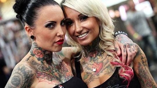 Zwei Frauen bei der Internationalen Tattoo und Piercing Convention in Dortmund.