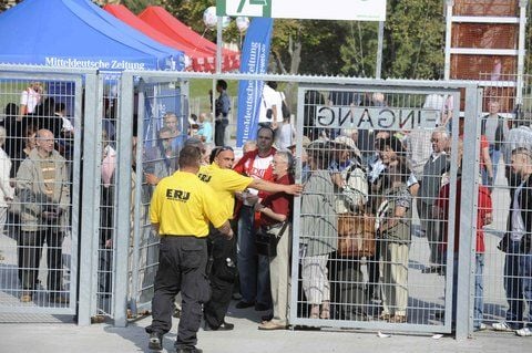 Die Sicherheitsleute haben gut zu tun. (FOTO: ANDREAS STEDTLER)