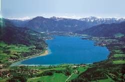 Vieles, was berühmt und beliebt macht, hat der Tegernsee zu bieten: glasklares Wasser, imposante Berge und typisch bayerische Gemütlichkeit. Auch noch im Herbst, wenn sonnig-klare Tage die Gipfel von Großvenediger, Großglockner und Zugspitze zum Greifen nah erscheinen lassen, ist das Tegernseer Tal ein lohnendes Ziel für alle, die die Berge zu Fuß, per Fahrrad oder Ballon entdecken wollen.